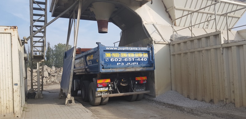 Na betoniarni załadunek betonu suchego na wywrotke do 12 ton
